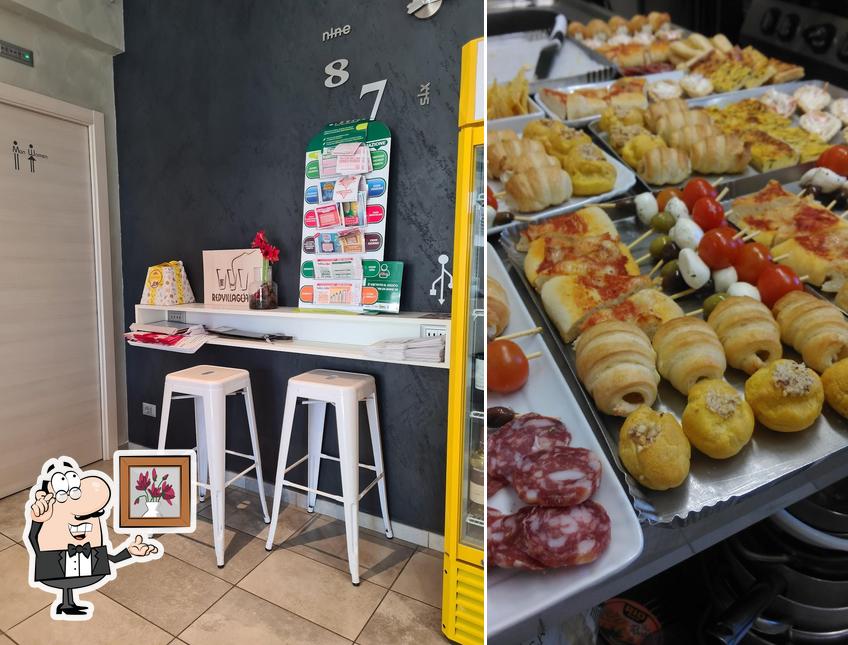 Siediti a un tavolo di Red Village Café