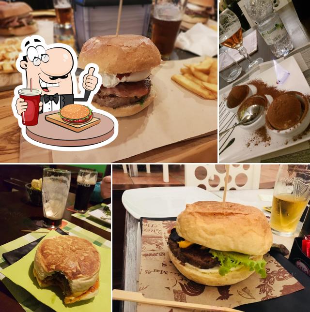 Gustati uno dei tipi di hamburger serviti a Rumble's Pub Guinness