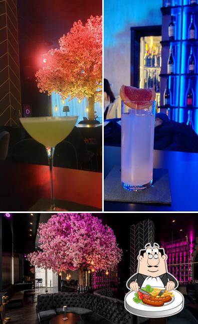 Tra le diverse cose da Dialogue Wine & Cocktail Lounge si possono trovare la cibo e interni