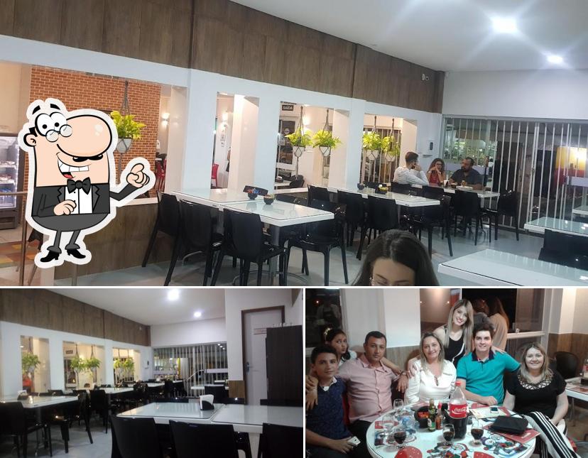 Sente em uma das mesas no Panquecaria e Pizzaria Liberdade