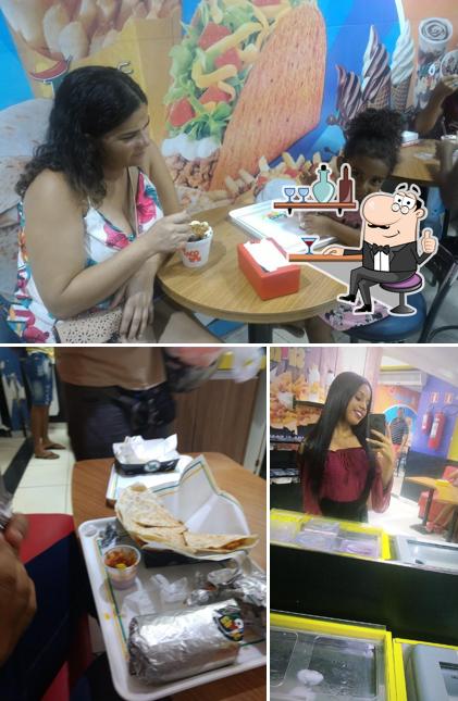 A imagem do Taco Shake’s interior e comida
