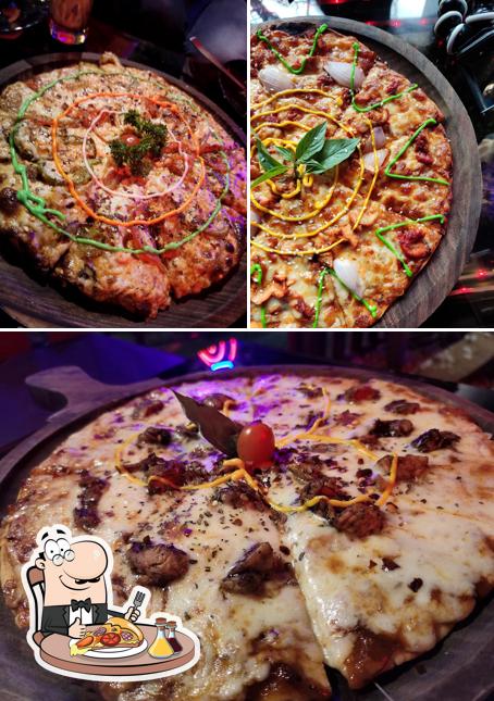 Try out pizza at Dunes Café