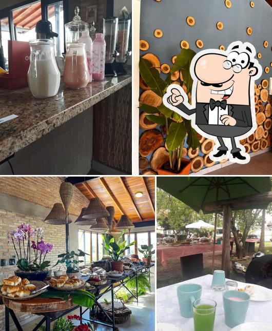 Sente em uma das mesas no Café na xícara