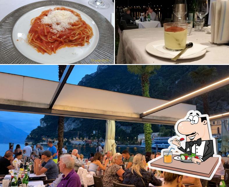 La cibo e interni del ristorante