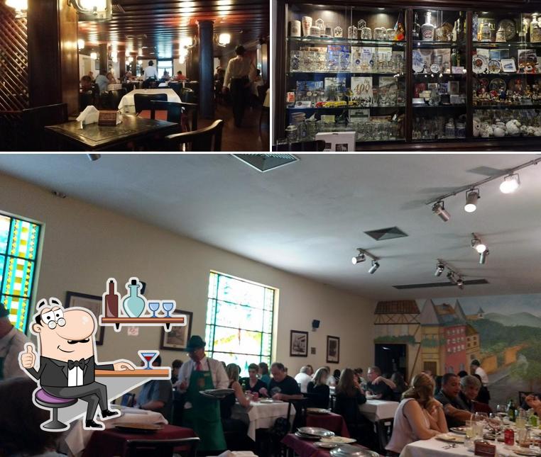 Sente em uma das mesas no Bar do Alemão de Itu