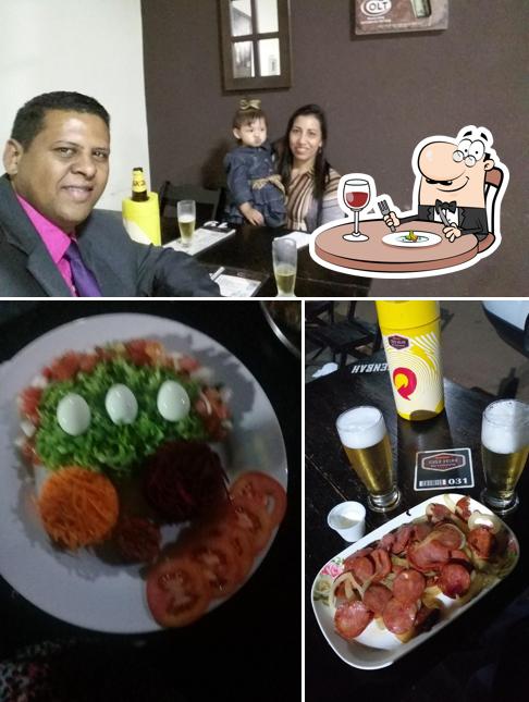 A ilustração da comida e interior a Casa Velha Bar & Espetaria