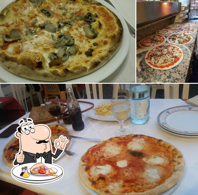 Prova una pizza a Trattoria dell'Orologio