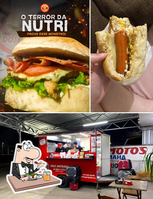 A comida e exterior do restaurante