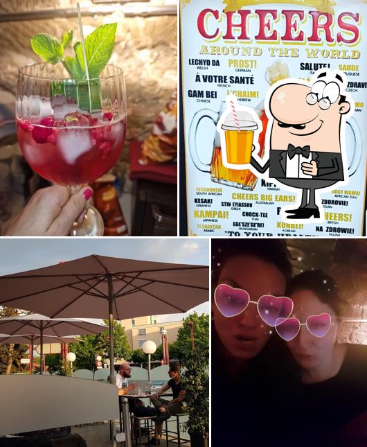 Goditi un drink a Cheers Bar