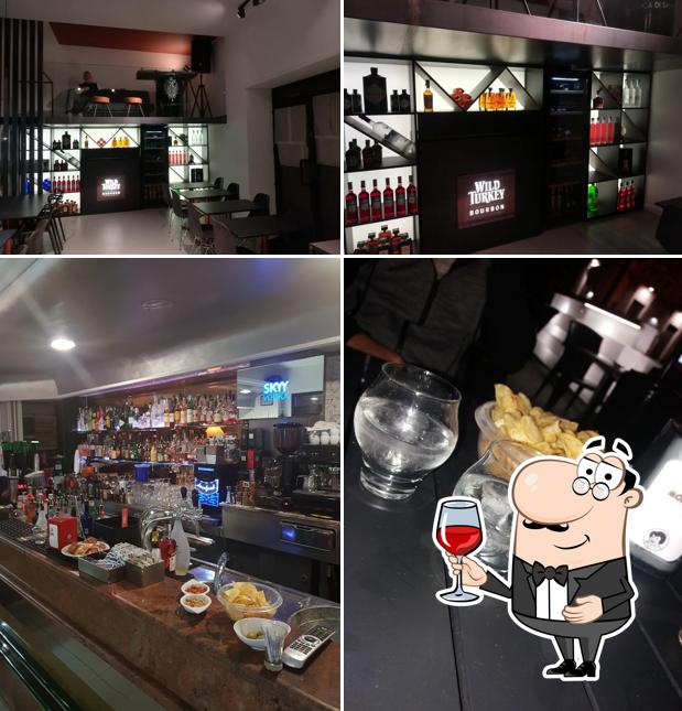 È gradevole bersi un bicchiere di vino a Il Simposio