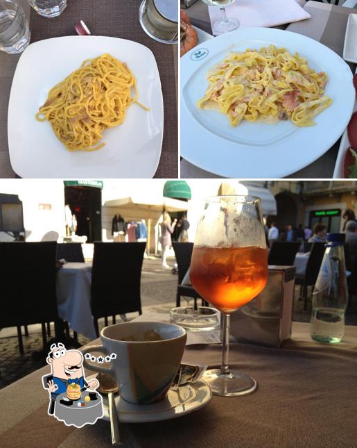 La cibo e interni del ristorante