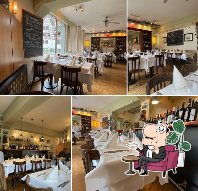 Siediti a un tavolo di Barnabas