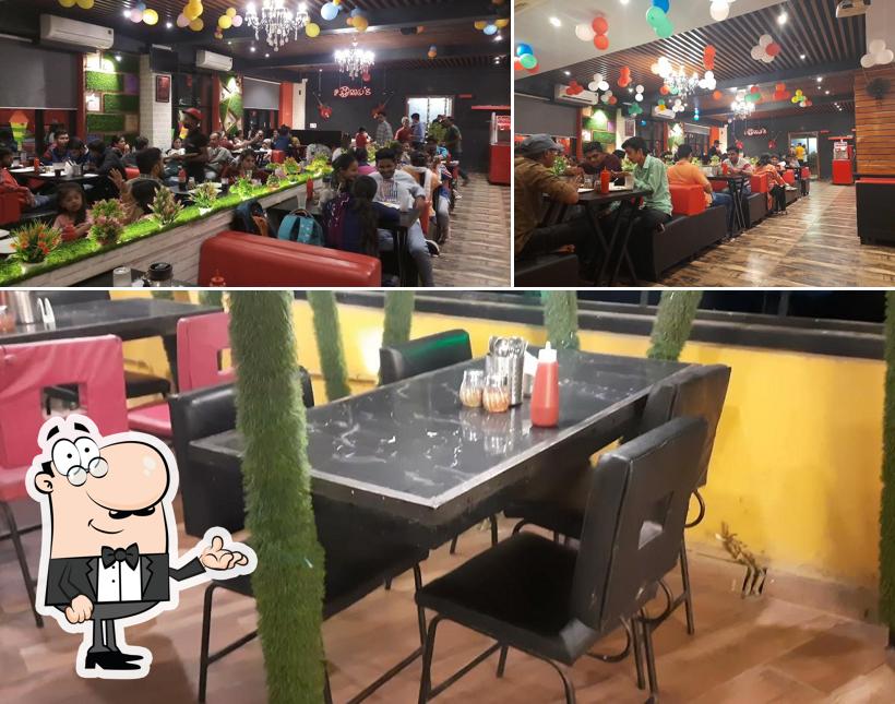 The interior of Pomo’s Pizza Gandhinagar