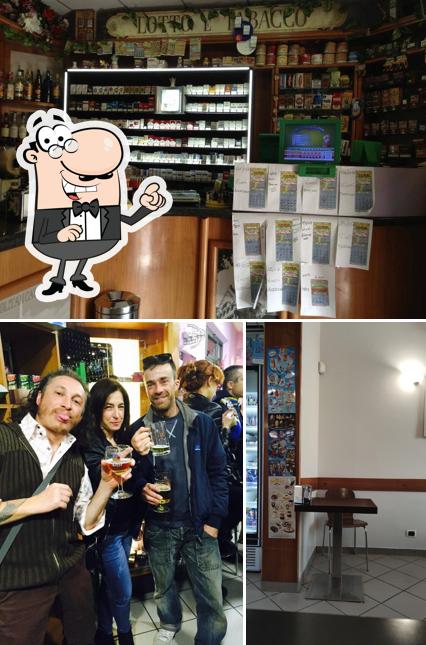 La interni e bancone da bar del ristorante