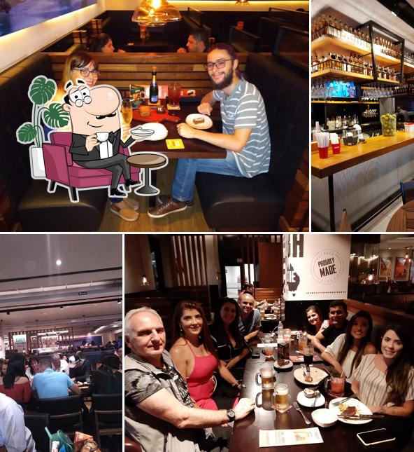 O interior do Restaurante Outback Steakhouse