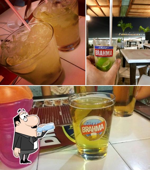 Tome uma bebida do menu