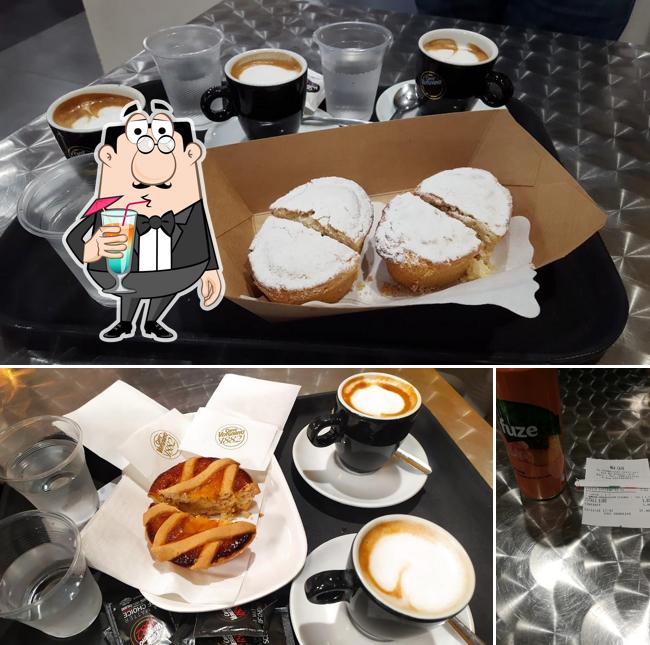 La foto di bevanda e cibo da Max Café