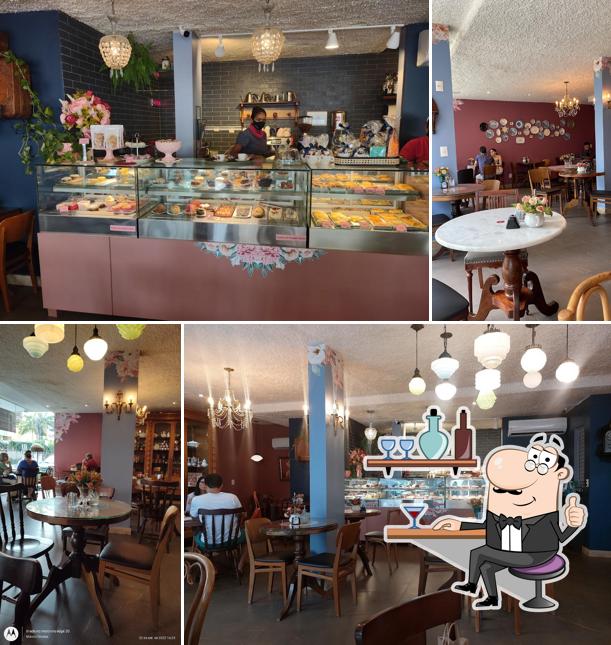 O interior do Vila Rosa Café Maceió