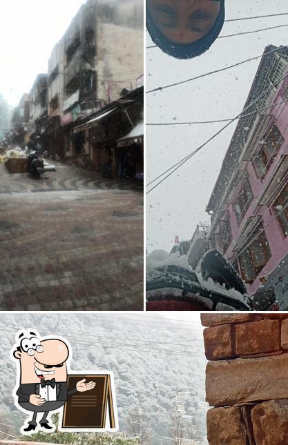 The exterior of Balaji Vaishnav Bhojanalay