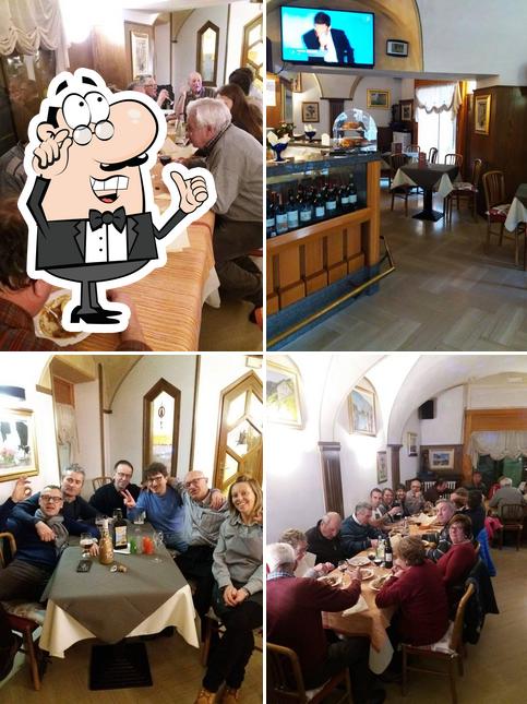 Siediti a un tavolo di Bar a la Torre Paninoteca