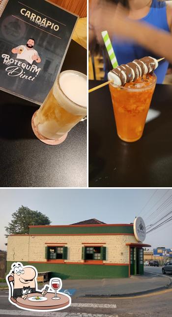 A comida e exterior do restaurante