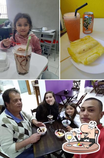 A comida e mesa de jantar do restaurante