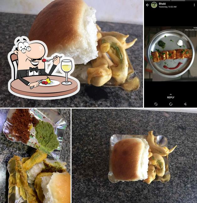 Meals at Raju Chacha Vadapav