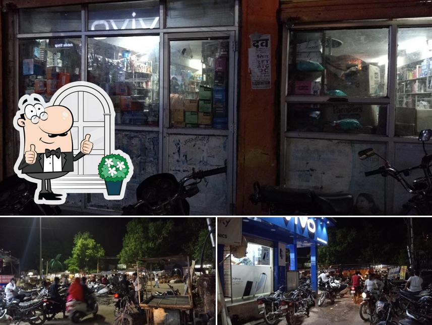 The exterior of Mangi Lal Samosa Center