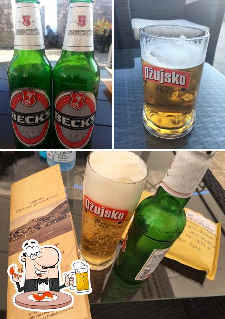 Puoi ordinare un rinfrescante bicchiere di birra chiara o scura