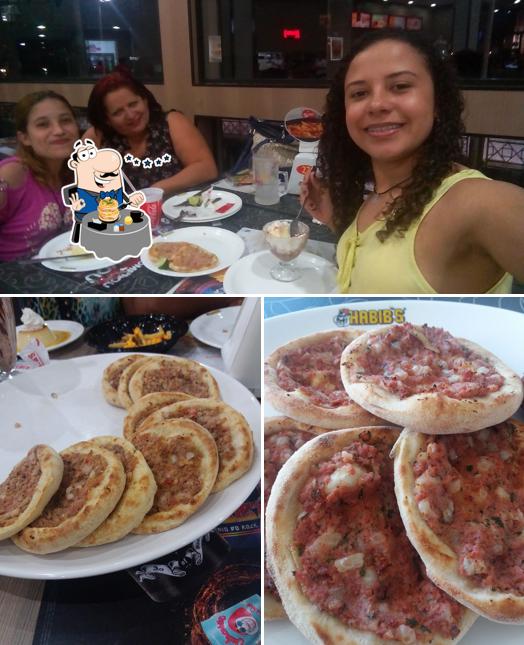 A comida e interior do restaurante