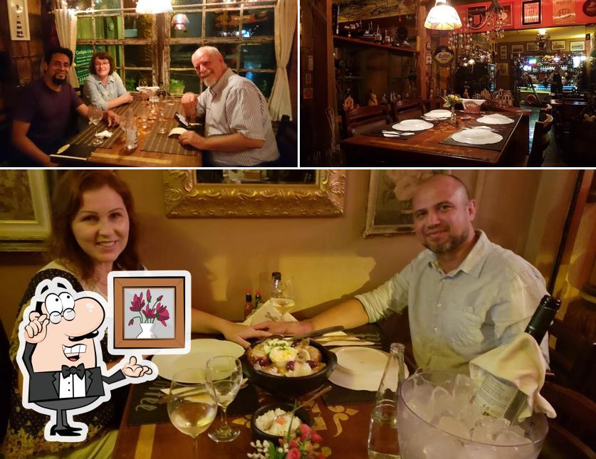 Sente em uma das mesas no Beth Bistrô