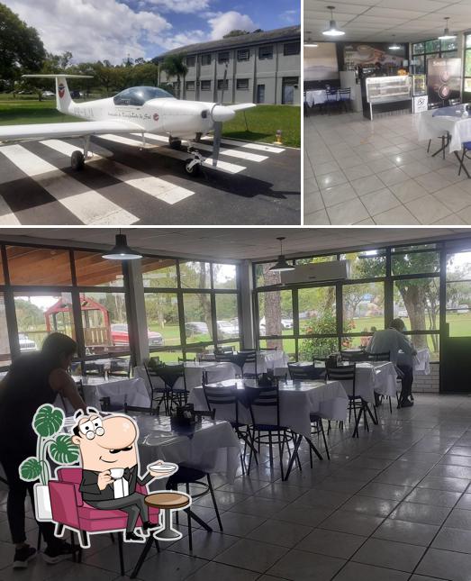 A foto da interior e exterior no South Sky Restaurante e Café Aeroclube de Belém Novo