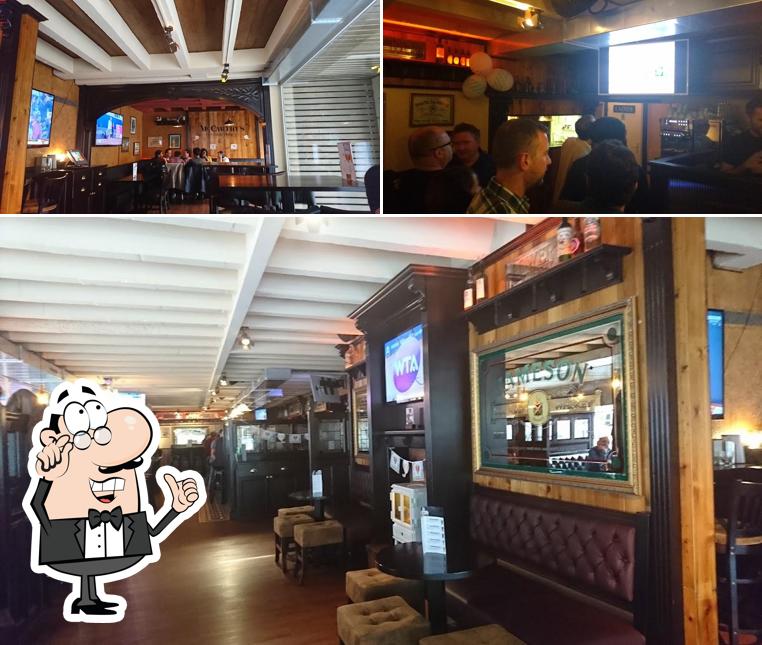 Siediti a un tavolo di McCarthy's Irish Pub