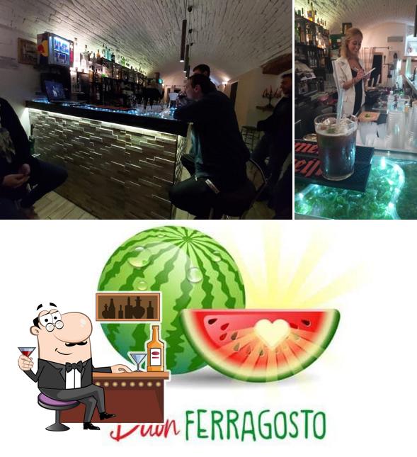 Guarda la immagine che mostra la bancone da bar e cibo di Crystal lounge bar