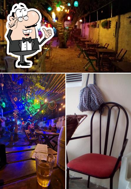 Sente em uma das mesas no LaLua - Bar & Petiscaria