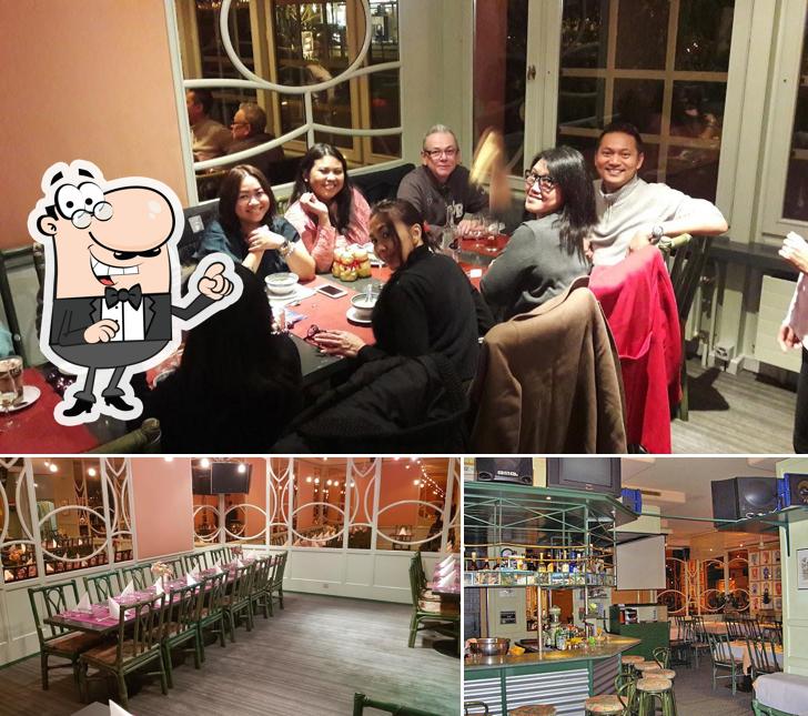 Siediti a un tavolo di Restaurant Singapore