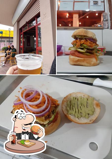 Peça um hambúrguer no Cataia Bar