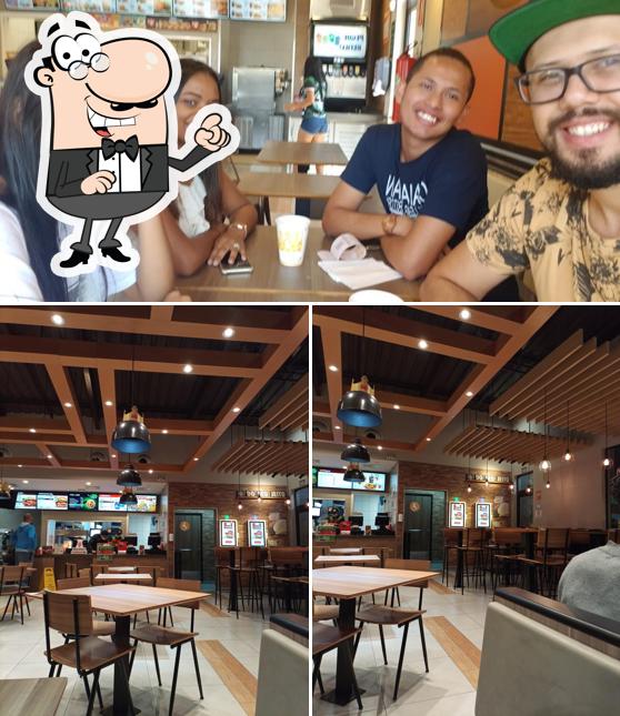 Sente em uma das mesas no Burger King Drive-Thru