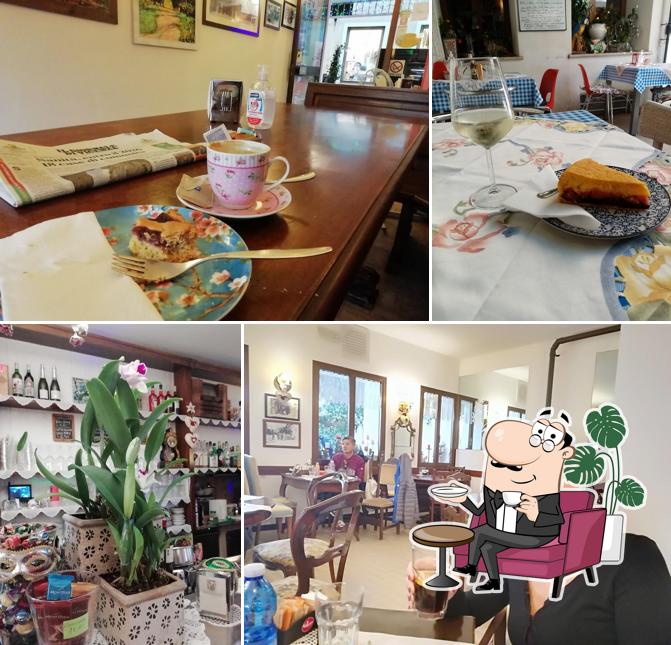 Siediti a un tavolo di Hemingway Cafè