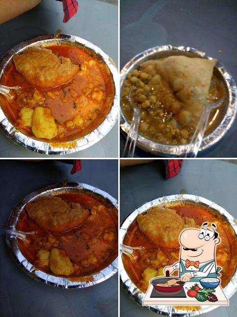 Chicken curry at Panchkuian Road Delhi Wale Samose