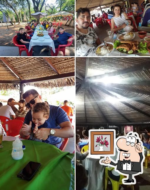 Sente em uma das mesas no Rota Do Peixe