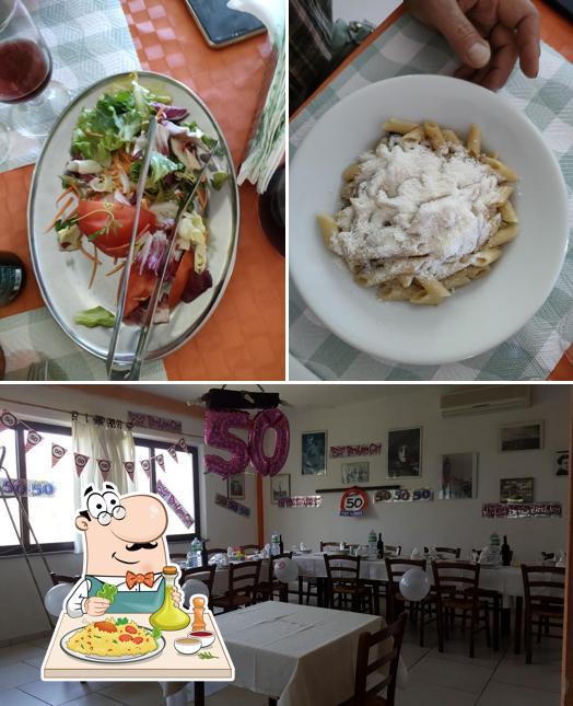 La cibo e interni del ristorante