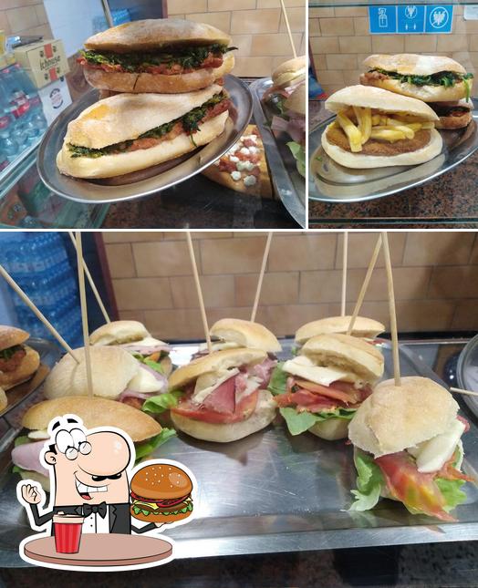 Ordina un hamburger a Pizzeria Da Mico