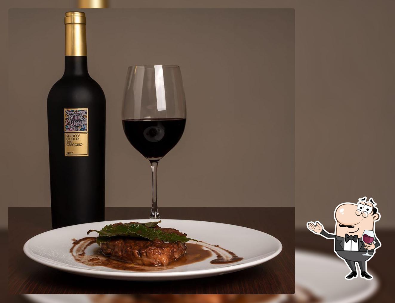 Degusta un bicchiere di vino al pub & bar Square