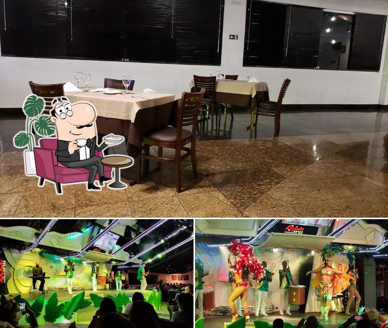 Sente em uma das mesas no Rafain Churrascaria Show