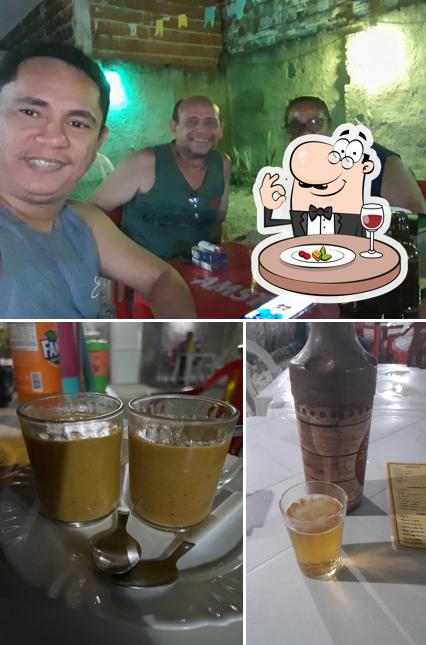 A comida e interior do restaurante