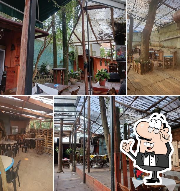 Sente em uma das mesas no Recanto Maria Margarida - Restaurante e Espaço para Eventos