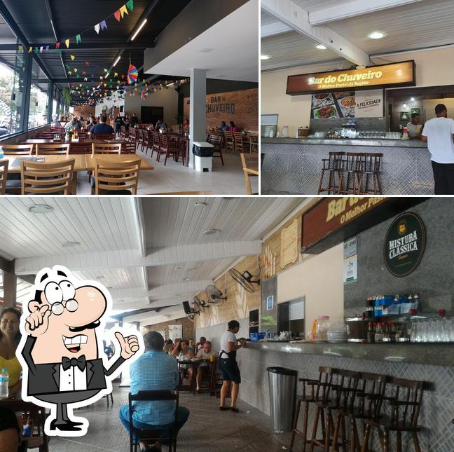 Sente em uma das mesas no Bar do Chuveiro Unidade Bracuí