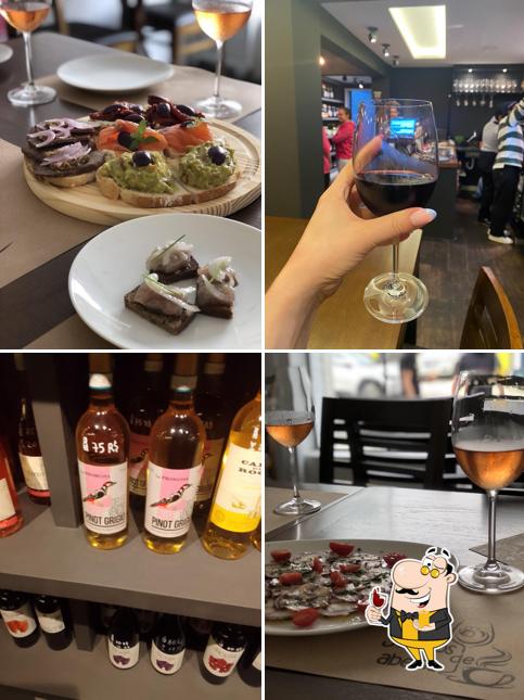 É agradável saborear uma taça de vinho no Joelhos de Abelha