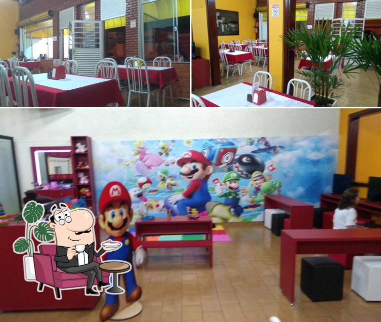 Sente em uma das mesas no Chicken in